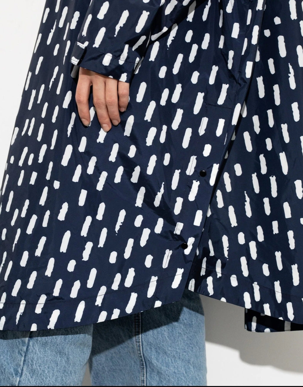 VIVI MARI Raincoat im Drops-Design in Navy und Weiß mit Oversize-Passform, Kapuze und abgerundetem Saum.