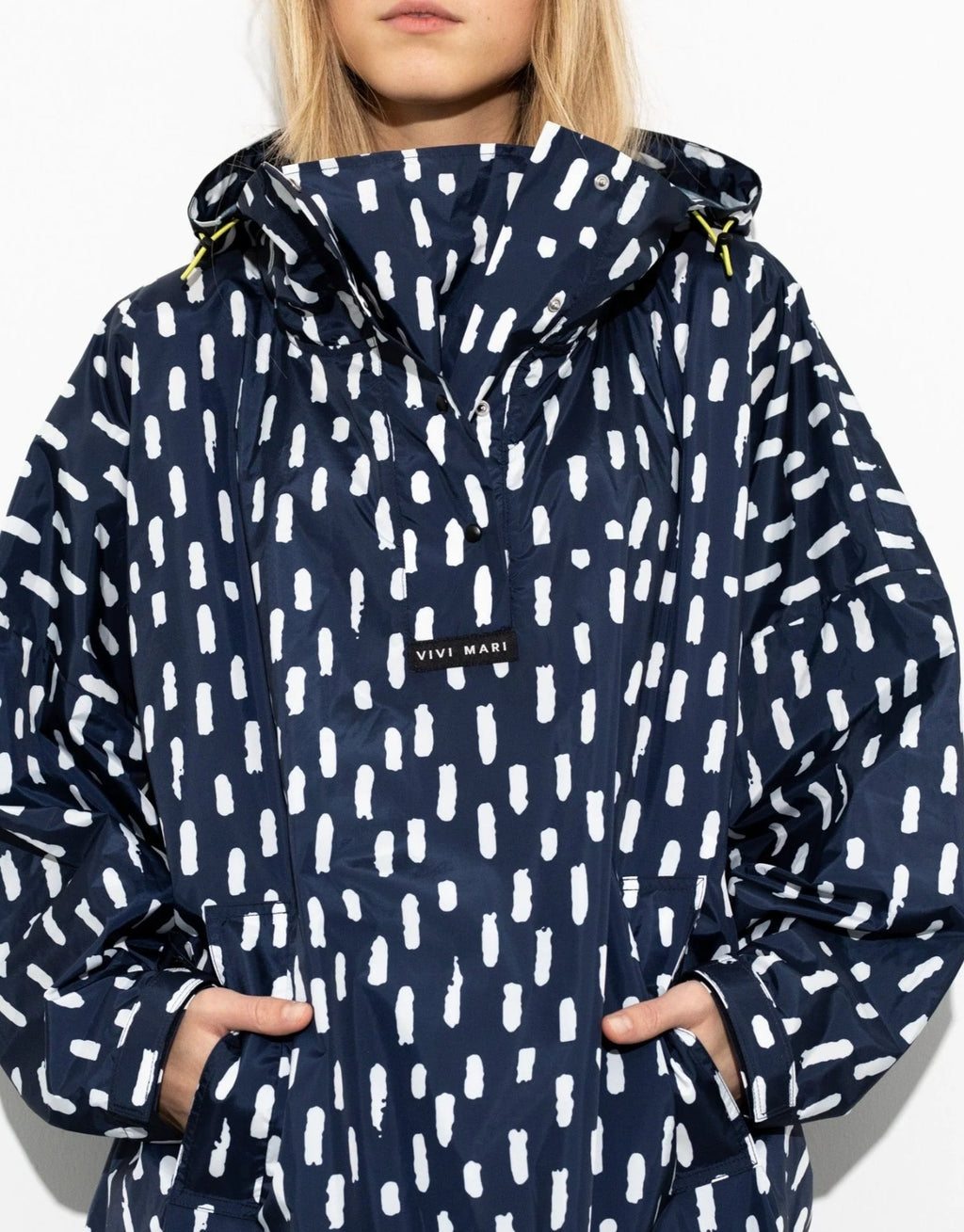 VIVI MARI Raincoat im Drops-Design in Navy und Weiß mit Oversize-Passform, Kapuze und abgerundetem Saum.