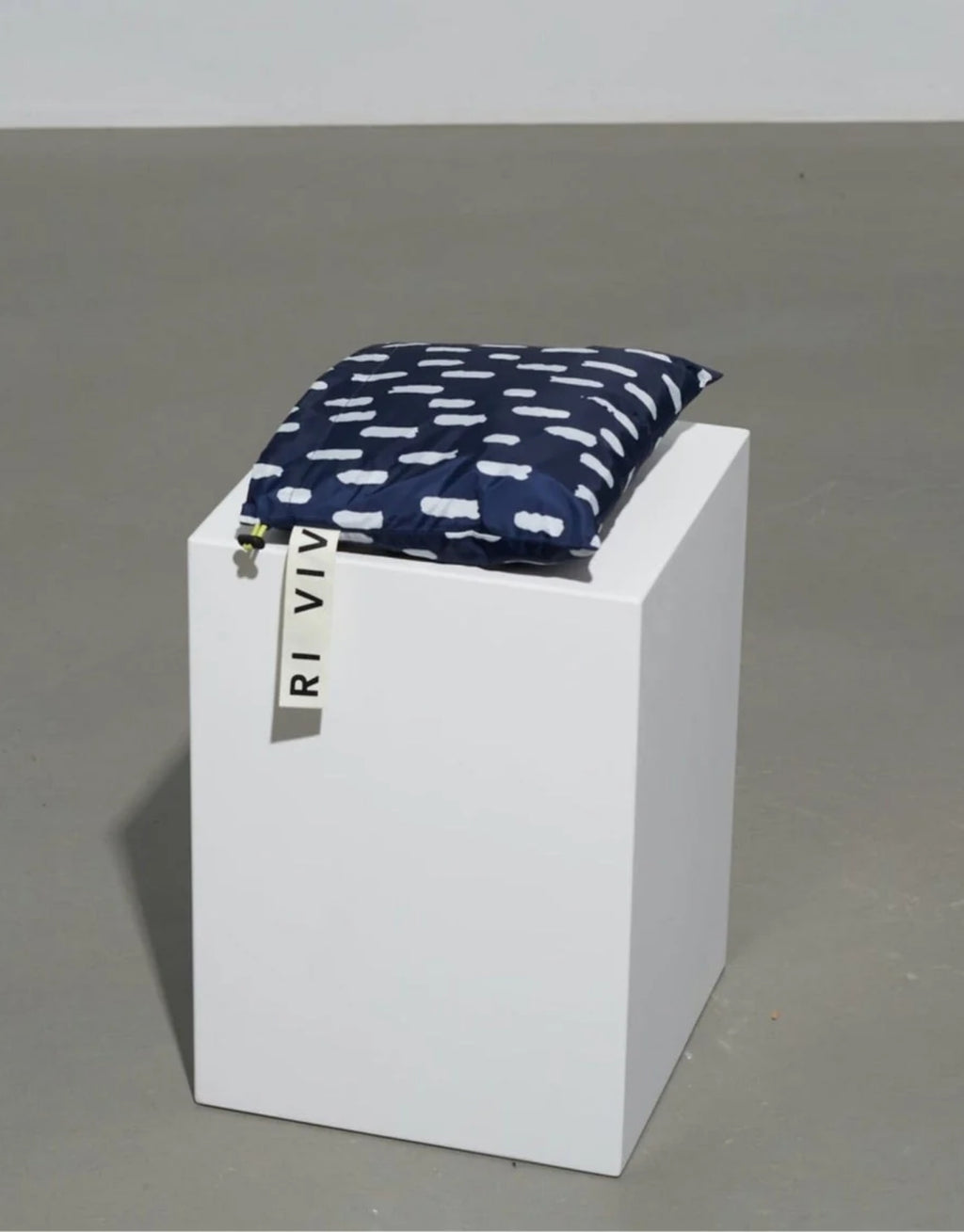 VIVI MARI Raincoat im Drops-Design in Navy und Weiß mit Oversize-Passform, Kapuze und abgerundetem Saum.