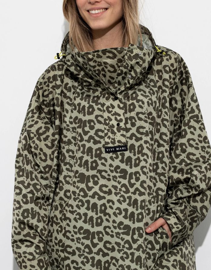 Raincoat Leo Splashes Navy Oliv von VIVI MARI: Langer, wasserdichter Regenmantel im Streifen-Design, oversized geschnitten mit Kapuze, Knopfleiste, Klettverschluss-Manschetten und praktischen Taschen – nachhaltig aus recyceltem Polyester gefertigt.