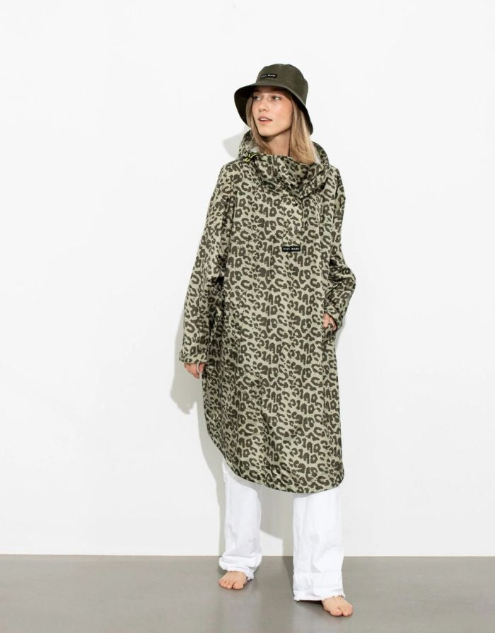 Raincoat Leo Splashes Navy Oliv von VIVI MARI: Langer, wasserdichter Regenmantel im Streifen-Design, oversized geschnitten mit Kapuze, Knopfleiste, Klettverschluss-Manschetten und praktischen Taschen – nachhaltig aus recyceltem Polyester gefertigt.