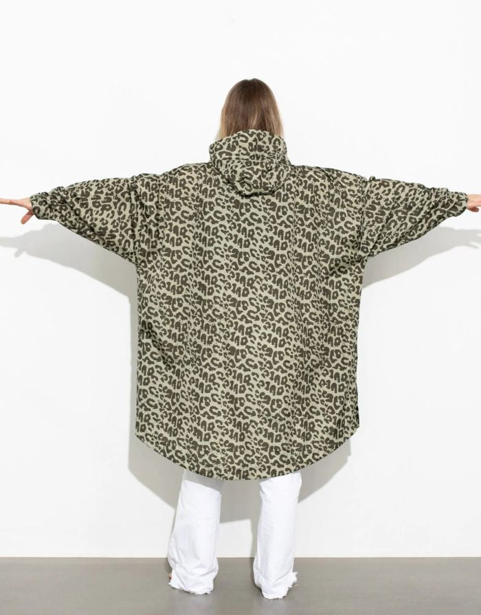 Raincoat Leo Splashes Navy Oliv von VIVI MARI: Langer, wasserdichter Regenmantel im Streifen-Design, oversized geschnitten mit Kapuze, Knopfleiste, Klettverschluss-Manschetten und praktischen Taschen – nachhaltig aus recyceltem Polyester gefertigt.