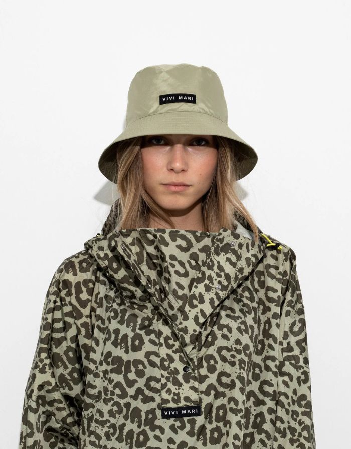 Raincoat Leo Splashes Navy Oliv von VIVI MARI: Langer, wasserdichter Regenmantel im Streifen-Design, oversized geschnitten mit Kapuze, Knopfleiste, Klettverschluss-Manschetten und praktischen Taschen – nachhaltig aus recyceltem Polyester gefertigt.