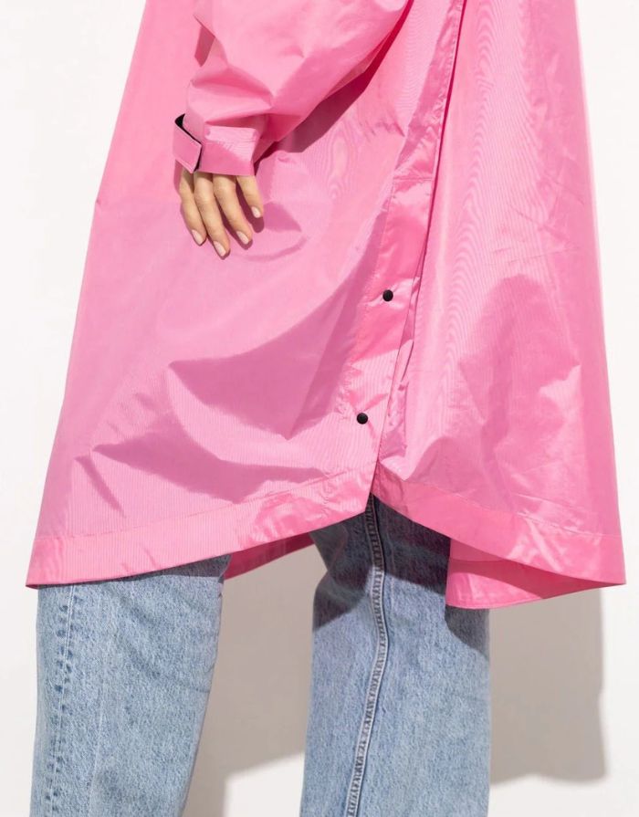 Raincoat Bold Stripes Soft Pink von VIVI MARI: Langer, wasserdichter Regenmantel im Streifen-Design, oversized geschnitten mit Kapuze, Knopfleiste, Klettverschluss-Manschetten und praktischen Taschen – nachhaltig aus recyceltem Polyester gefertigt.
