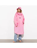 Raincoat Bold Stripes Soft Pink von VIVI MARI: Langer, wasserdichter Regenmantel im Streifen-Design, oversized geschnitten mit Kapuze, Knopfleiste, Klettverschluss-Manschetten und praktischen Taschen – nachhaltig aus recyceltem Polyester gefertigt.