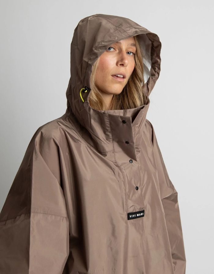 VIVI MARI Raincoat in Dark Mushroom, wasserdichtes Oversize Cape mit Kapuze.