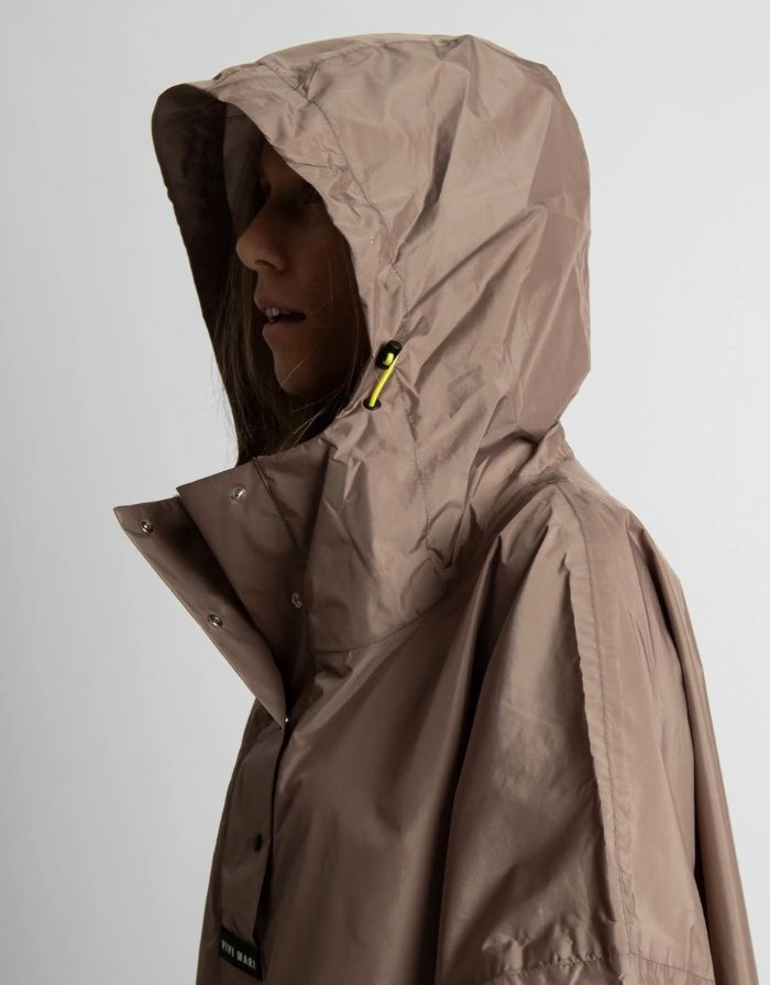 VIVI MARI Raincoat in Dark Mushroom, wasserdichtes Oversize Cape mit Kapuze.