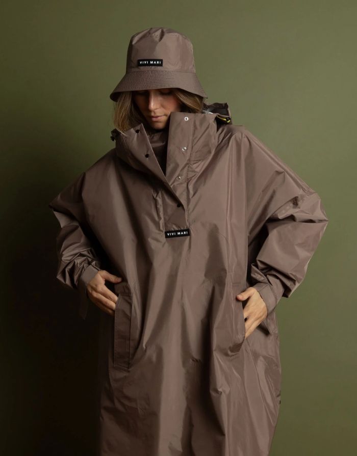 VIVI MARI Raincoat in Dark Mushroom, wasserdichtes Oversize Cape mit Kapuze.