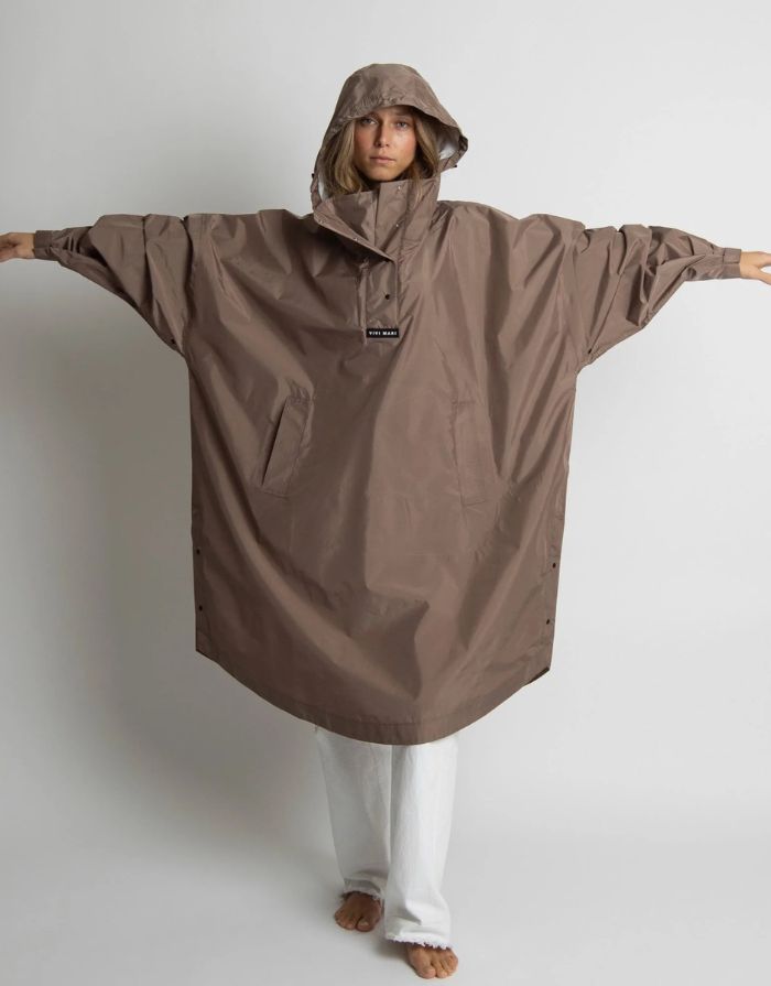 VIVI MARI Raincoat in Dark Mushroom, wasserdichtes Oversize Cape mit Kapuze.