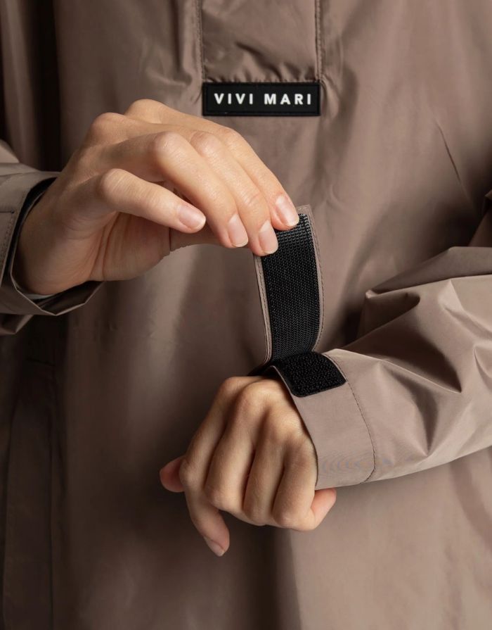 VIVI MARI Raincoat in Dark Mushroom, wasserdichtes Oversize Cape mit Kapuze.
