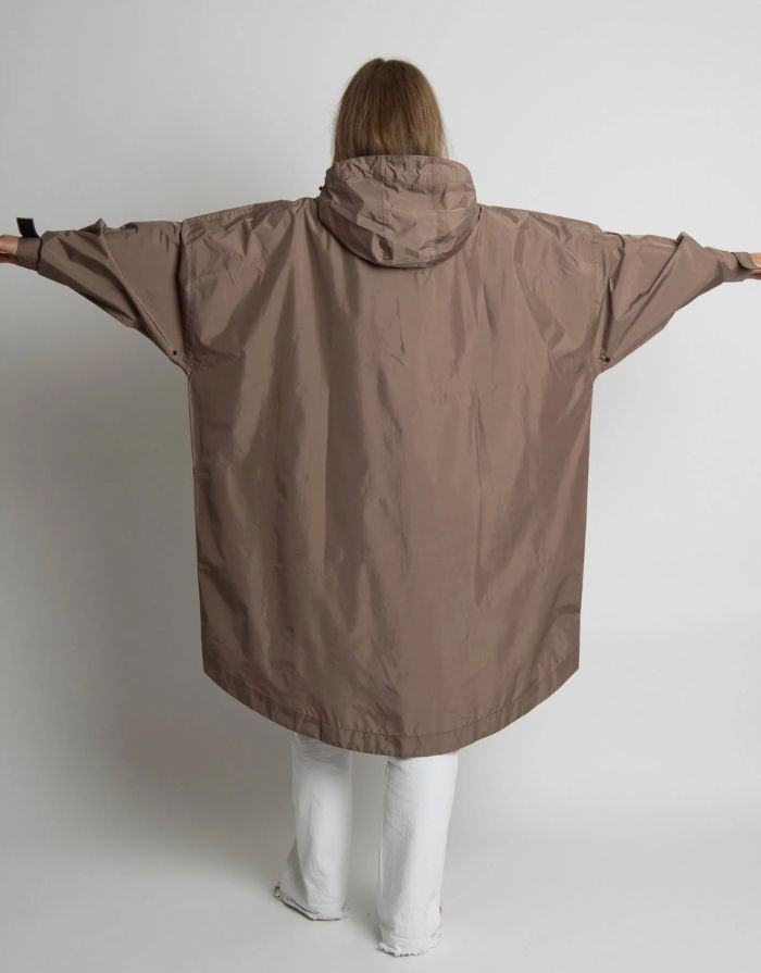 VIVI MARI Raincoat in Dark Mushroom, wasserdichtes Oversize Cape mit Kapuze.