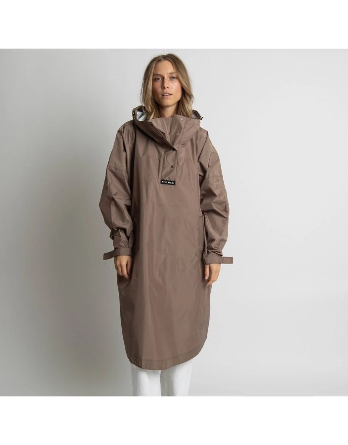VIVI MARI Raincoat in Dark Mushroom, wasserdichtes Oversize Cape mit Kapuze.
