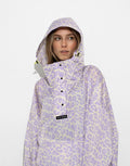Wasserdichter Raincoat Leo Splashes Lavender/Grey von VIVI MARI im Oversize-Fit, aus 100 % recyceltem Polyester mit Kapuze, verstellbaren Manschetten, Taschen und modernem Leo-Muster – ideal für Stadt, Spaziergang oder Fahrrad