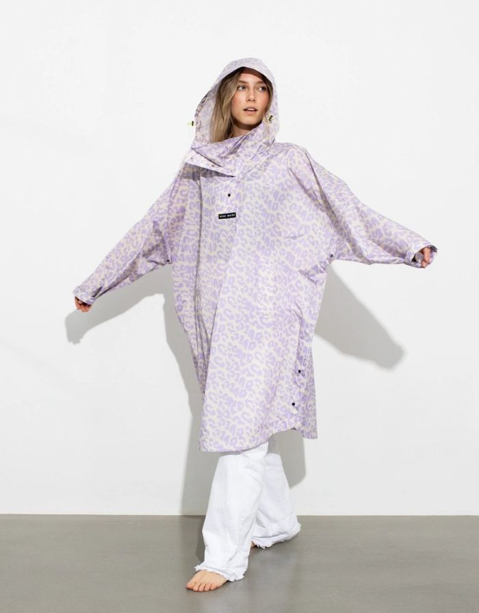Wasserdichter Raincoat Leo Splashes Lavender/Grey von VIVI MARI im Oversize-Fit, aus 100 % recyceltem Polyester mit Kapuze, verstellbaren Manschetten, Taschen und modernem Leo-Muster – ideal für Stadt, Spaziergang oder Fahrrad