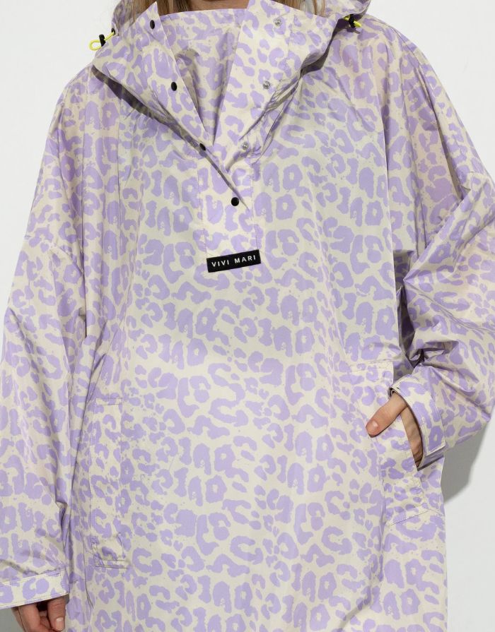 Wasserdichter Raincoat Leo Splashes Lavender/Grey von VIVI MARI im Oversize-Fit, aus 100 % recyceltem Polyester mit Kapuze, verstellbaren Manschetten, Taschen und modernem Leo-Muster – ideal für Stadt, Spaziergang oder Fahrrad