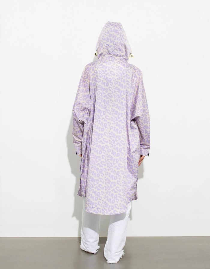 Wasserdichter Raincoat Leo Splashes Lavender/Grey von VIVI MARI im Oversize-Fit, aus 100 % recyceltem Polyester mit Kapuze, verstellbaren Manschetten, Taschen und modernem Leo-Muster – ideal für Stadt, Spaziergang oder Fahrrad
