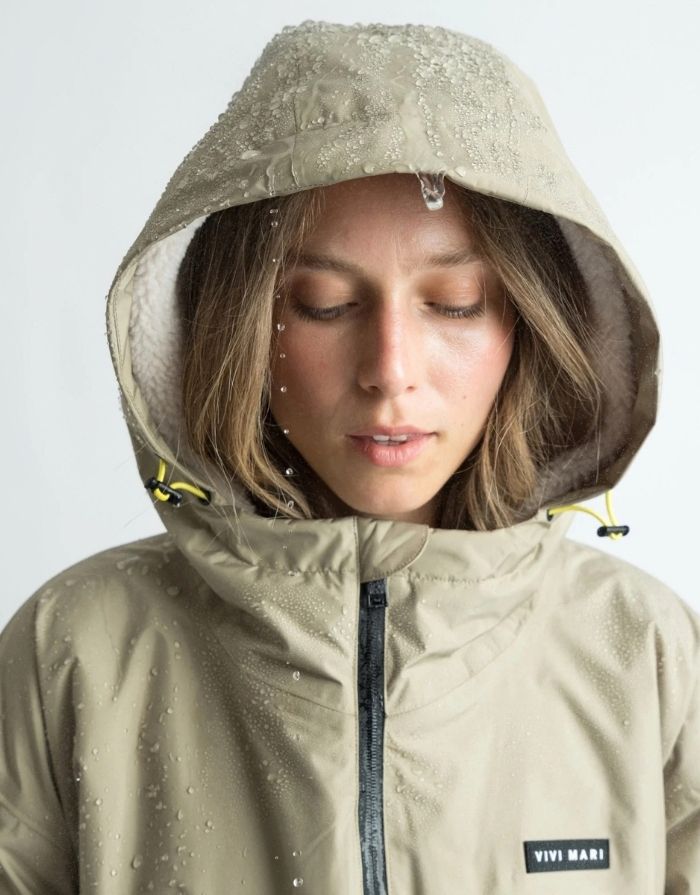 Wasserdichter VIVI MARI Rain Parker in Pale Olive mit weichem Teddy-Fleece, verstellbarer Kapuze und lockerem, längerem Schnitt Kapuze