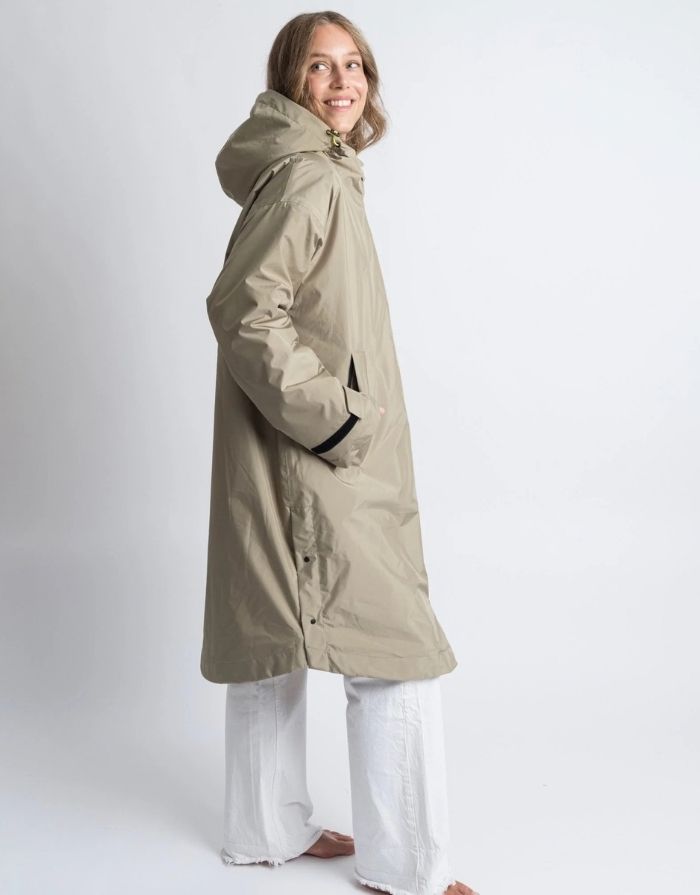 Wasserdichter VIVI MARI Rain Parker in Pale Olive mit weichem Teddy-Fleece, verstellbarer Kapuze und lockerem, längerem Schnitt.