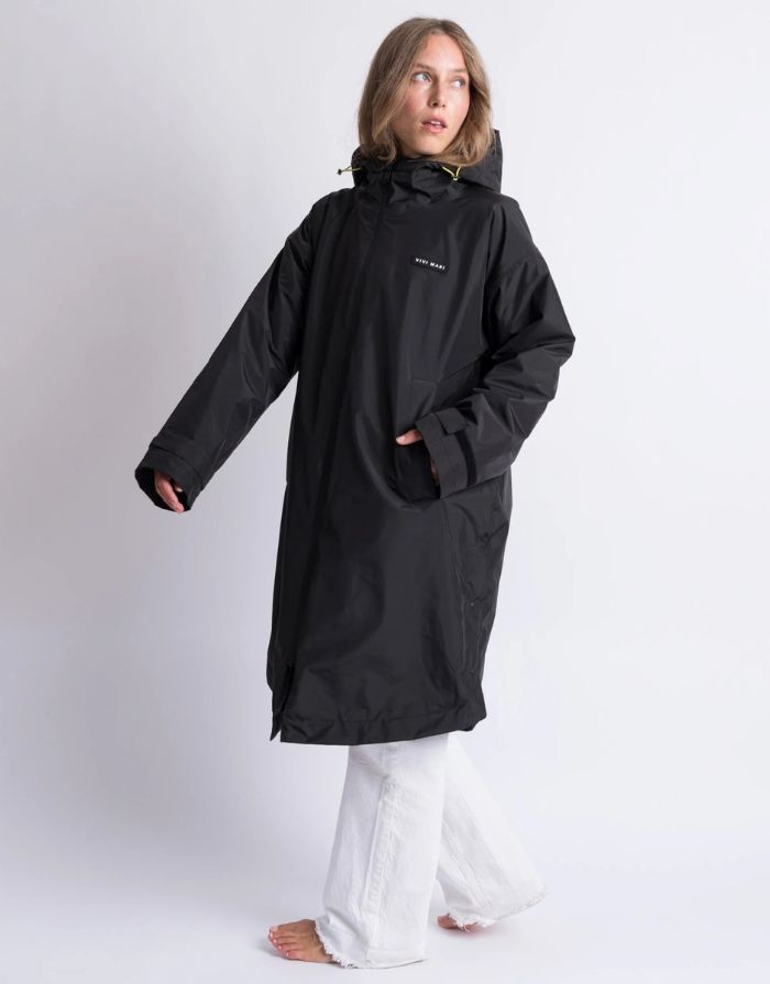 Schwarzer Rain Parker von Vivi Mari mit wasserdichtem Außenmaterial, kuscheligem Teddy-Fleece und lockerem Loose-Fit-Schnitt.