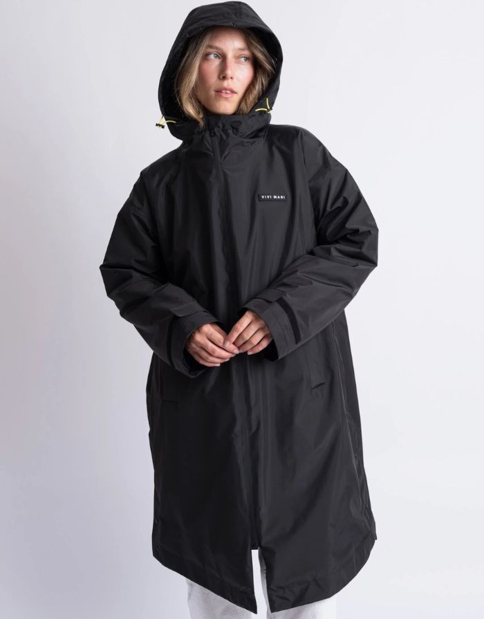 Schwarzer Rain Parker von Vivi Mari mit wasserdichtem Außenmaterial, kuscheligem Teddy-Fleece und lockerem Loose-Fit-Schnitt.
