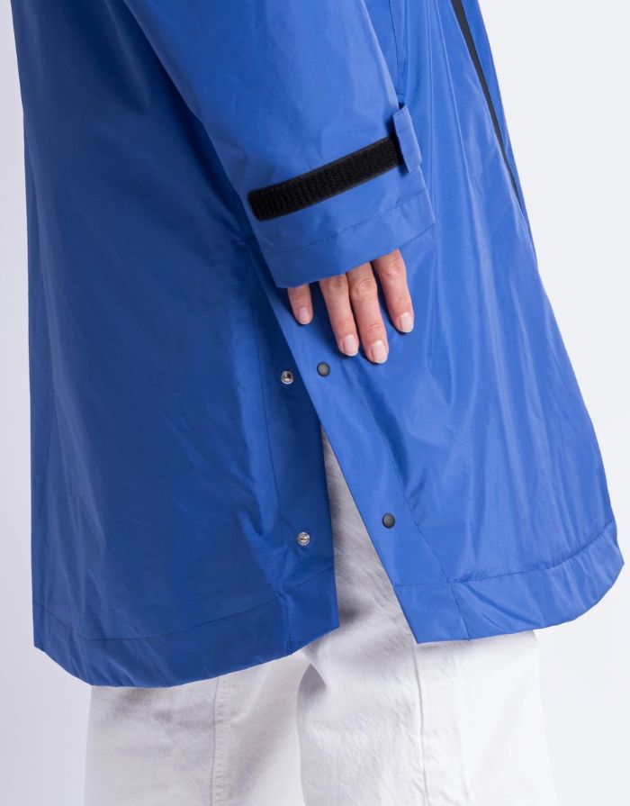Blauer Rain Parker von VIVI MARI mit stonefarbenem Teddy-Fleece, wasserdichtem Außenmaterial und lockerem Loose-Fit-Schnitt.