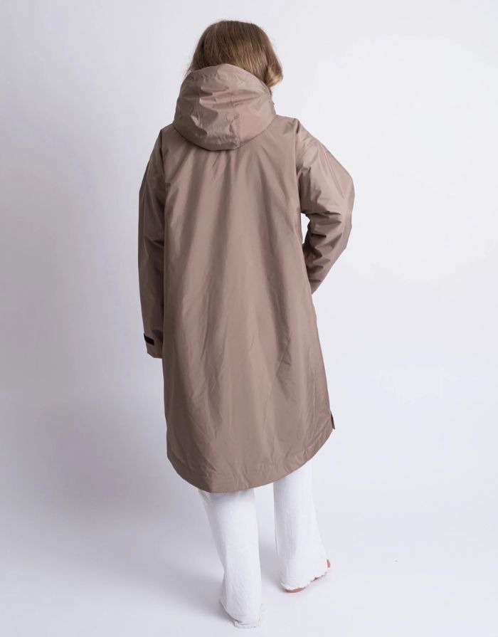 Mushroomfarbener Rain Parker von VIVI MARI mit kuscheligem Teddy-Fleece, wasserdichtem Außenmaterial und lockerem Loose-Fit-Schnitt.