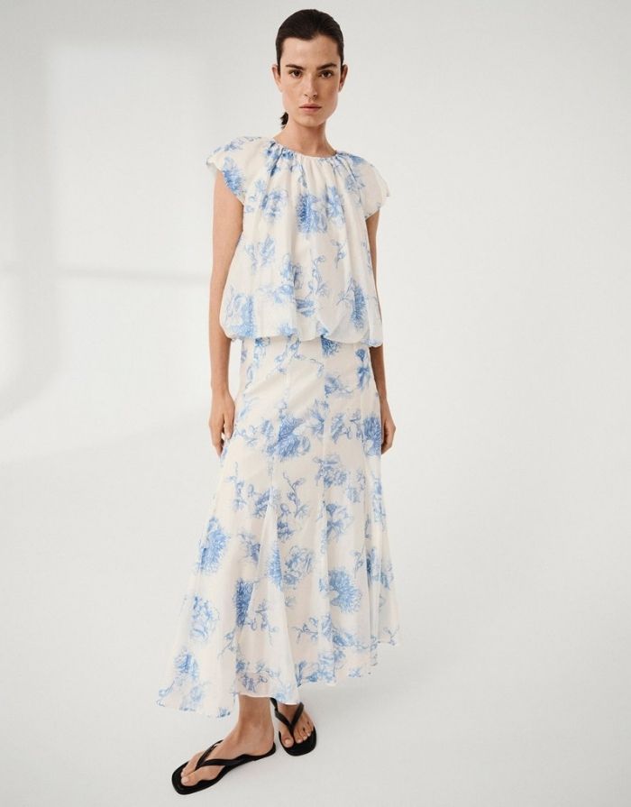 MSCH Copenhagen Rock Evangelia HW M Blue Flower mit Blumenprint, asymmetrischem Saum und hoher Taille.