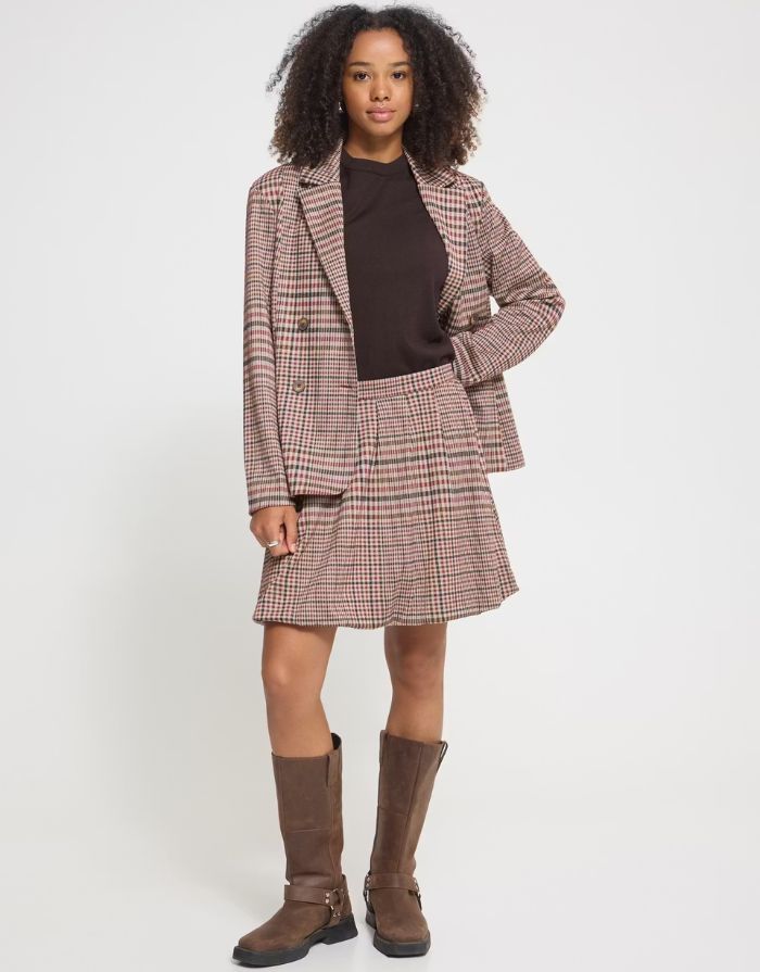 **ALT Text:** Karierter Minirock Ihkate Check It Rock von ICHI in Big Check Red mit Falten, elastischem Bund und voluminöser Silhouette an Model