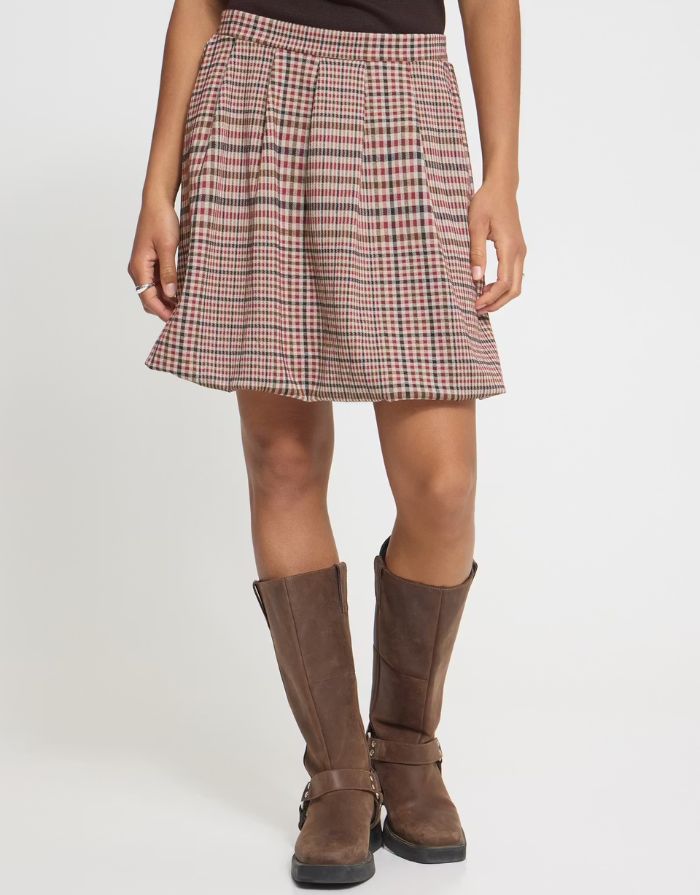Karierter Minirock Ihkate Check It Rock von ICHI in Big Check Red mit Falten, elastischem Bund und voluminöser Silhouette an Model im Detail von vorne 