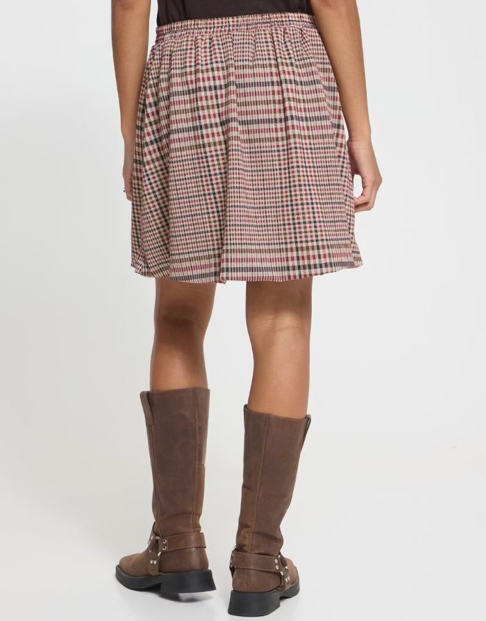 Karierter Minirock Ihkate Check It Rock von ICHI in Big Check Red mit Falten, elastischem Bund und voluminöser Silhouette an Model im Detail von hinten