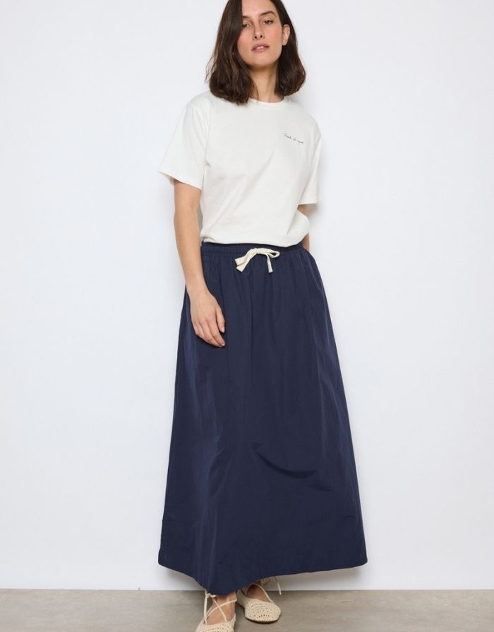 Weit schwingender Rock in Navy Blue mit elastischem Bund und Bindeband.