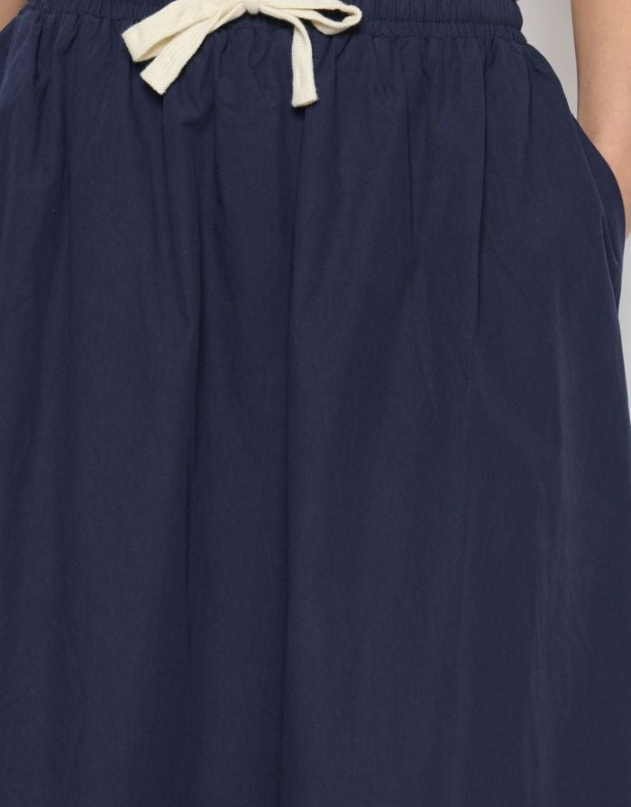 Weit schwingender Rock in Navy Blue mit elastischem Bund und Bindeband.