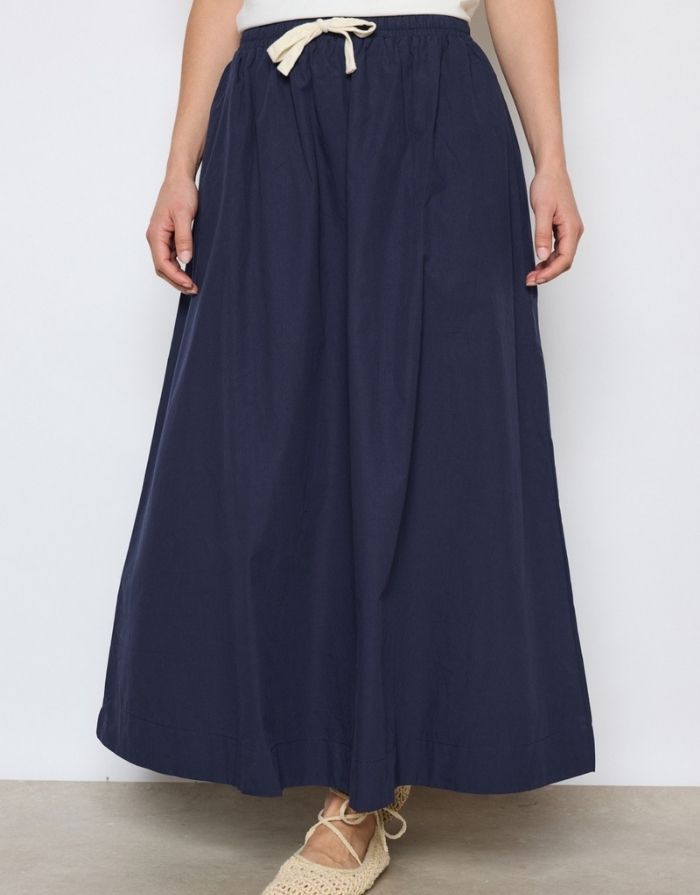 Weit schwingender Rock in Navy Blue mit elastischem Bund und Bindeband.