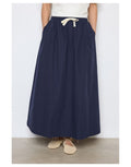 Weit schwingender Rock in Navy Blue mit elastischem Bund und Bindeband.