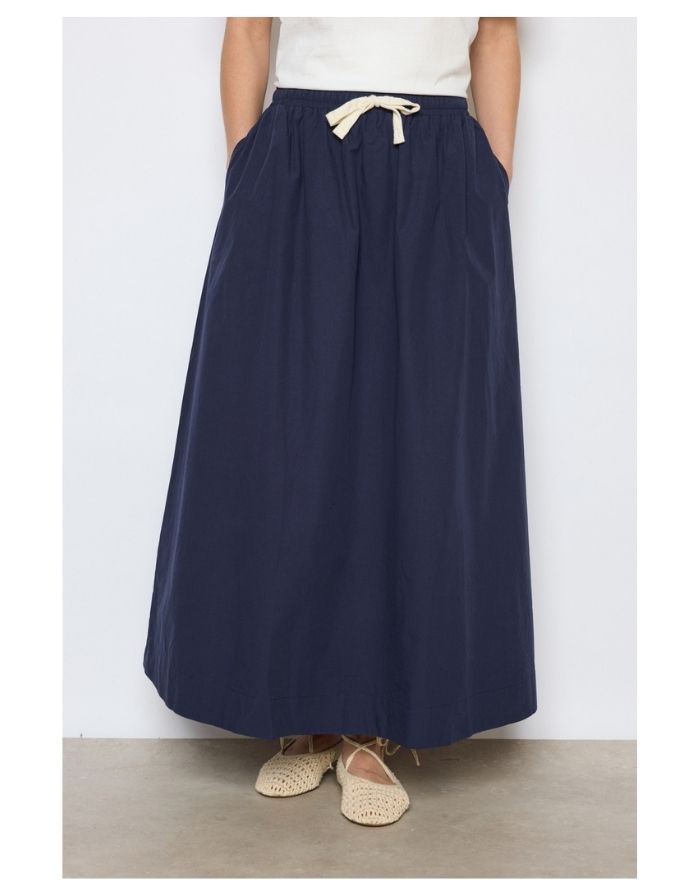 Weit schwingender Rock in Navy Blue mit elastischem Bund und Bindeband.