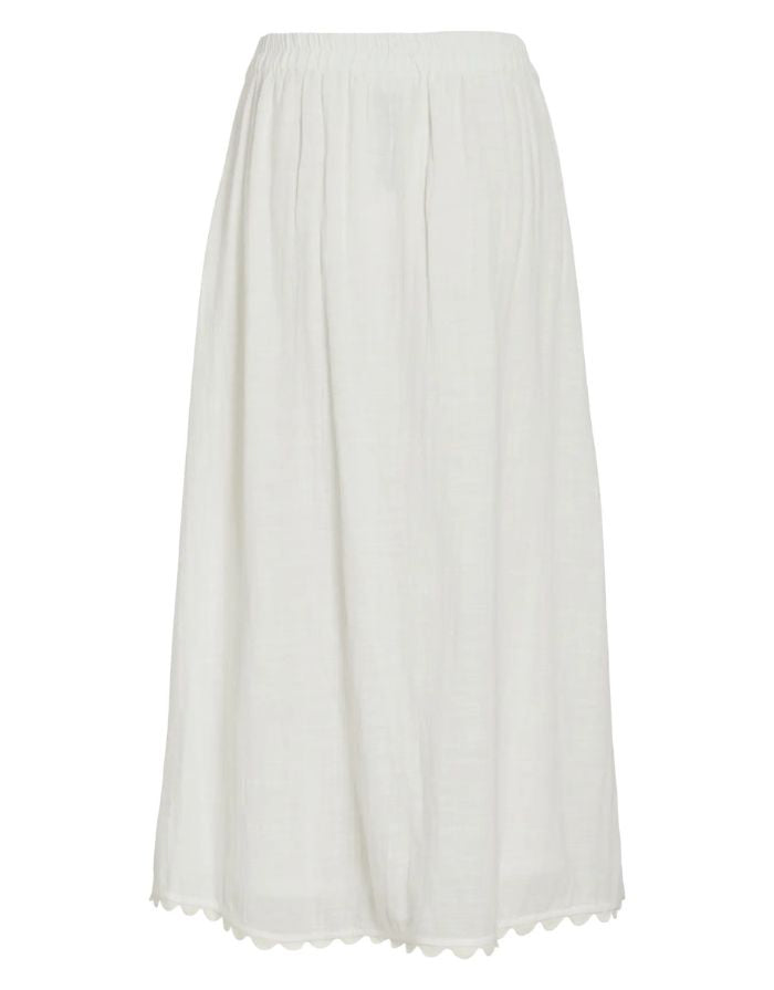 VILA Midirock Vimindy High Waist Snow White in Weiß mit Rüschen und elastischem Bund.