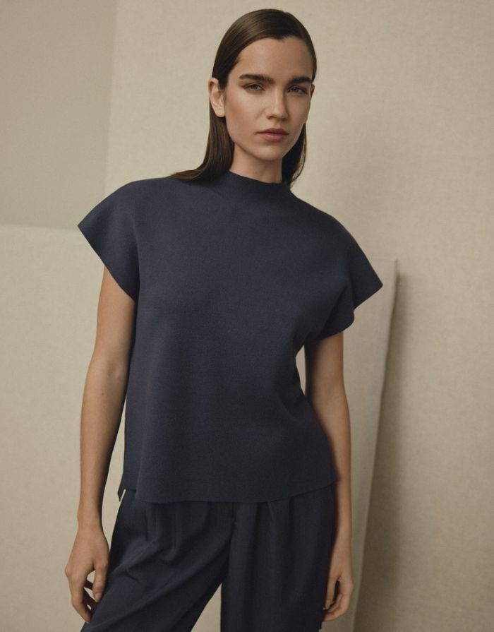 Blaue Arisha Thamira Feinstrickweste von MSCH Copenhagen mit hohem Ausschnitt, breiten Cap-Ärmeln und weicher ECOVERO™ Viskosemischung am Model