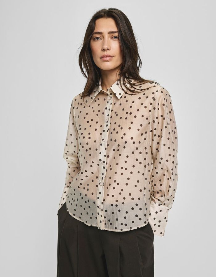 MSCH Copenhagen Dorothea Faustina Bluse Peyote Dot in Creme mit dunkelbraunem Punktmuster und klassischem Kragen