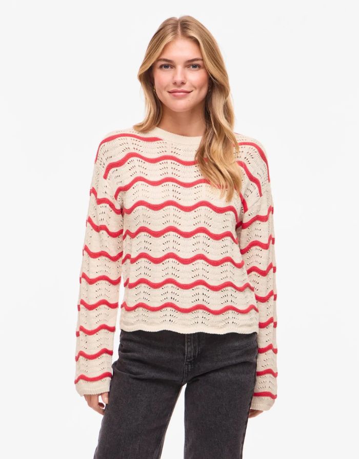 Vila Pointelle Strickshirt Birch Hibiscus mit Rundhalsausschnitt und Lochmuster.