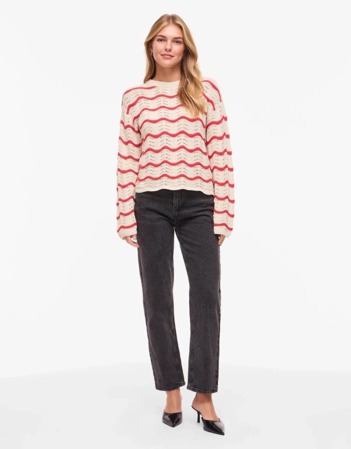 Vila Pointelle Strickshirt Birch Hibiscus mit Rundhalsausschnitt und Lochmuster.