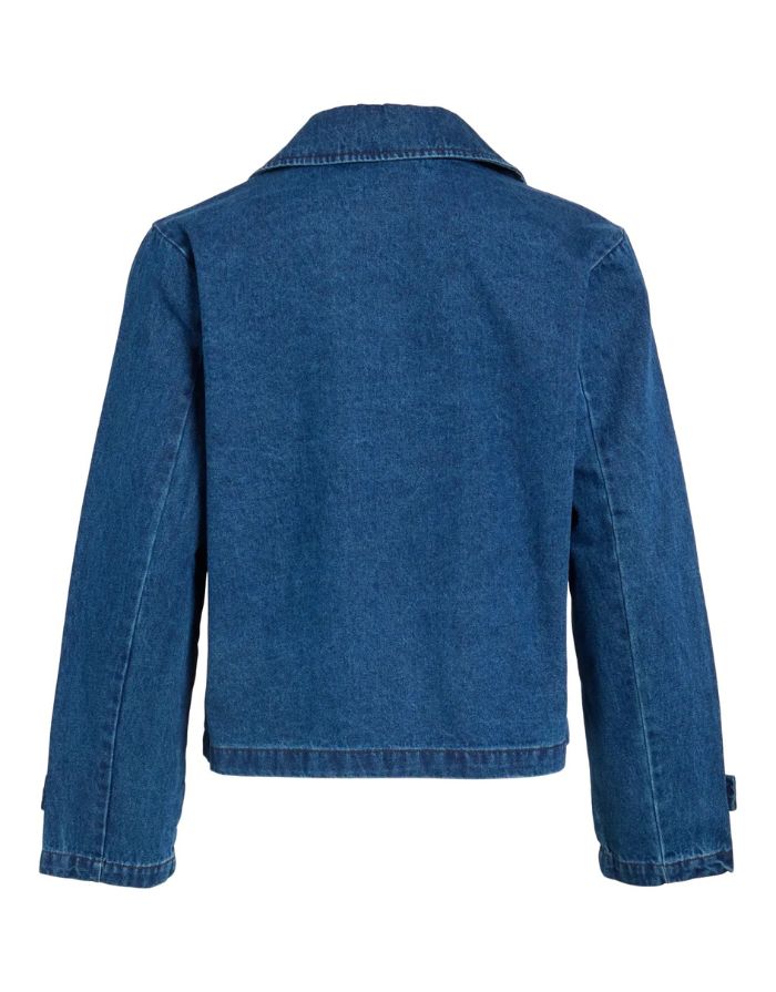 Kurzer Denim Trenchcoat Vinata von VILA in Dark Denim Blue mit Reverskragen und doppelreihiger Knopfleiste.