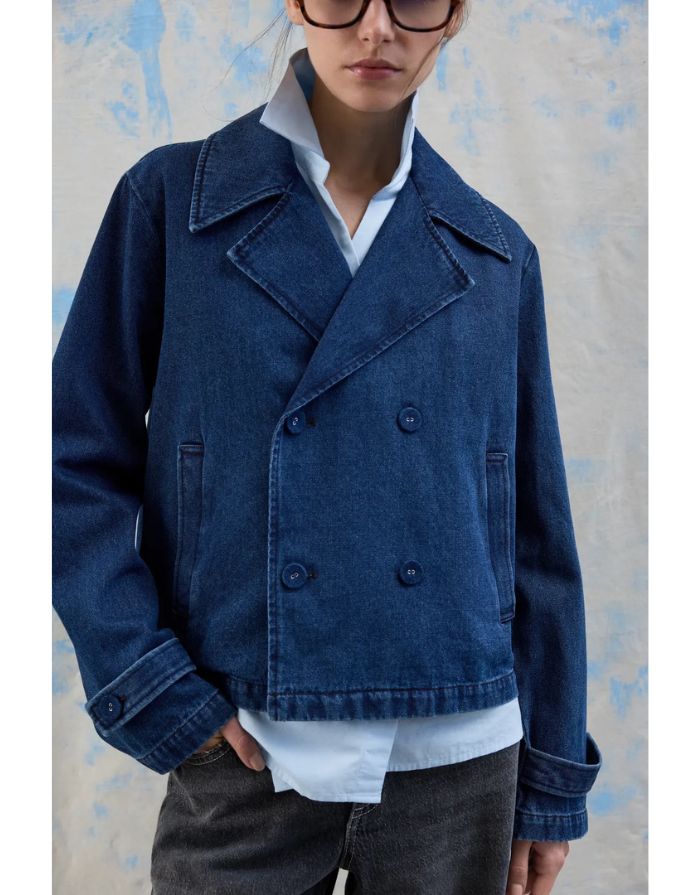 Kurzer Denim Trenchcoat Vinata von VILA in Dark Denim Blue mit Reverskragen und doppelreihiger Knopfleiste.