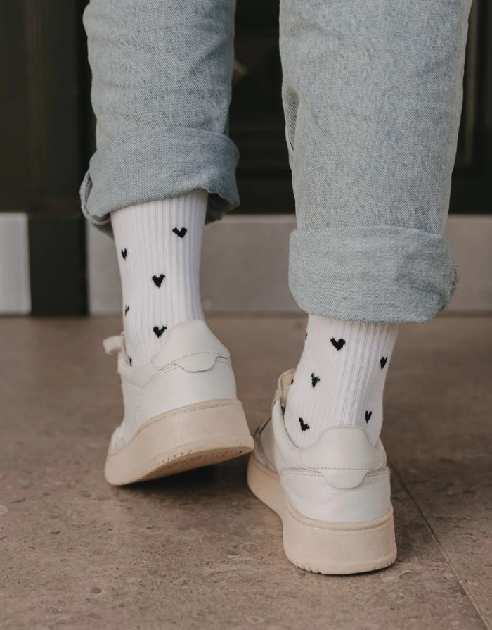Eulenschnitt Socken All over Herzen in Schwarz, Tennis Socken mit Herzmuster, bequeme Freizeitsocken mit verstärkter Ferse und Zehenbereich