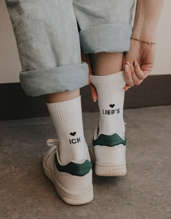 Weiße Socken Ich Lieb's von Eulenschnitt mit schwarzem Schriftzug an der Ferse und schwarzen Details