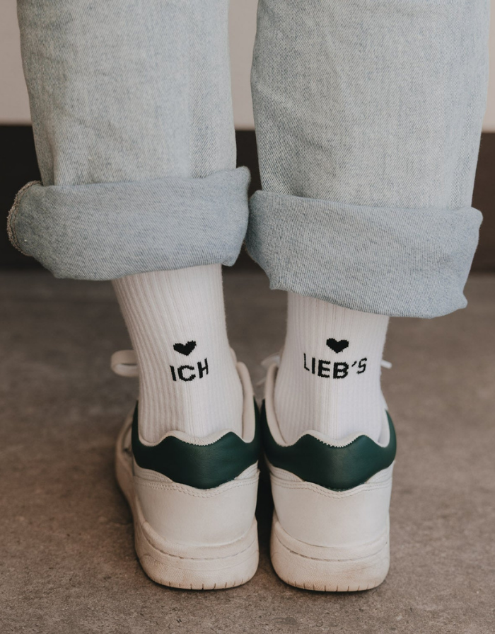 Weiße Socken Ich Lieb's von Eulenschnitt mit schwarzem Schriftzug an der Ferse und schwarzen Details