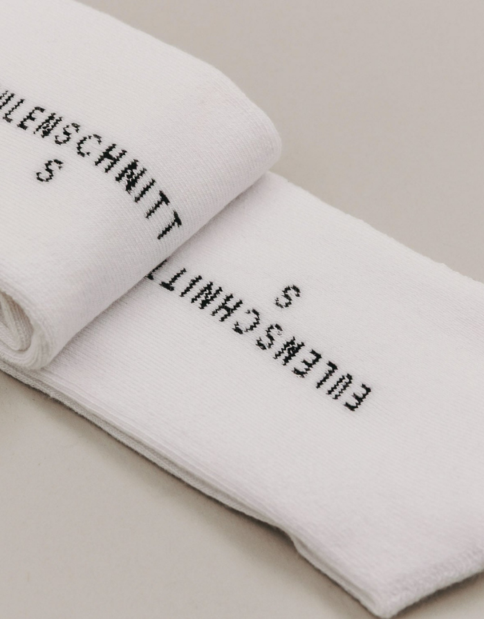 Weiße Socken Ich Lieb's von Eulenschnitt mit schwarzem Schriftzug an der Ferse und schwarzen Details