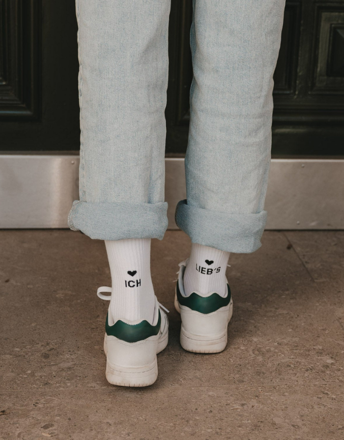 Weiße Socken Ich Lieb's von Eulenschnitt mit schwarzem Schriftzug an der Ferse und schwarzen Details