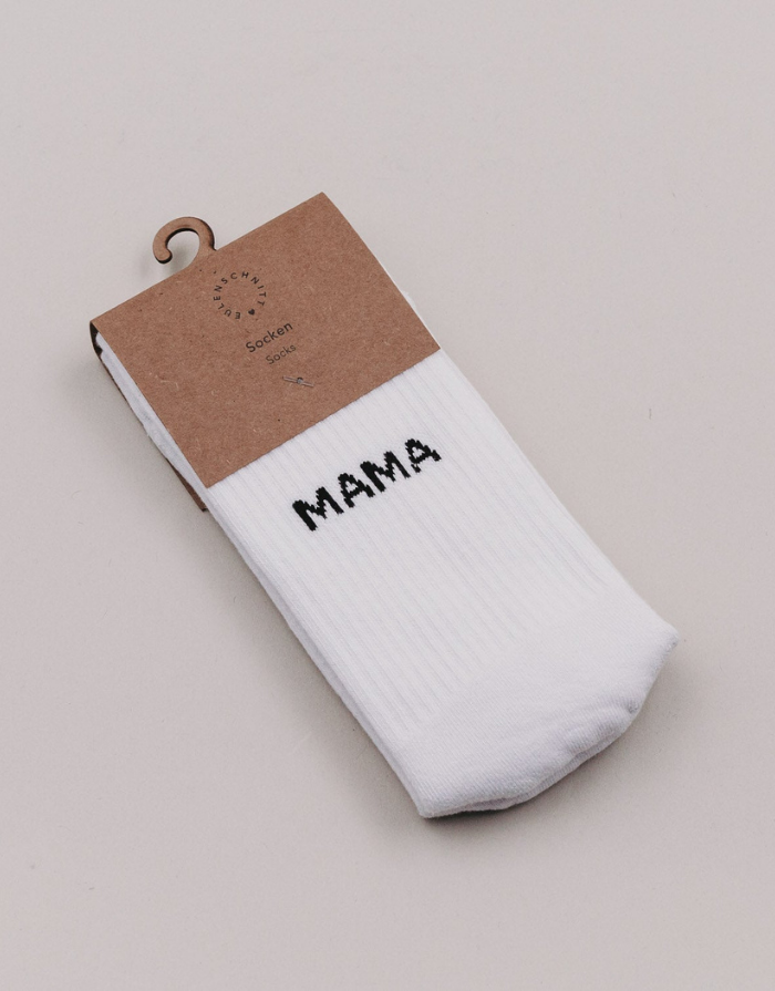 Weiße Socken Mama von Eulenschnitt mit schwarzem Schriftzug und schwarzen Details
