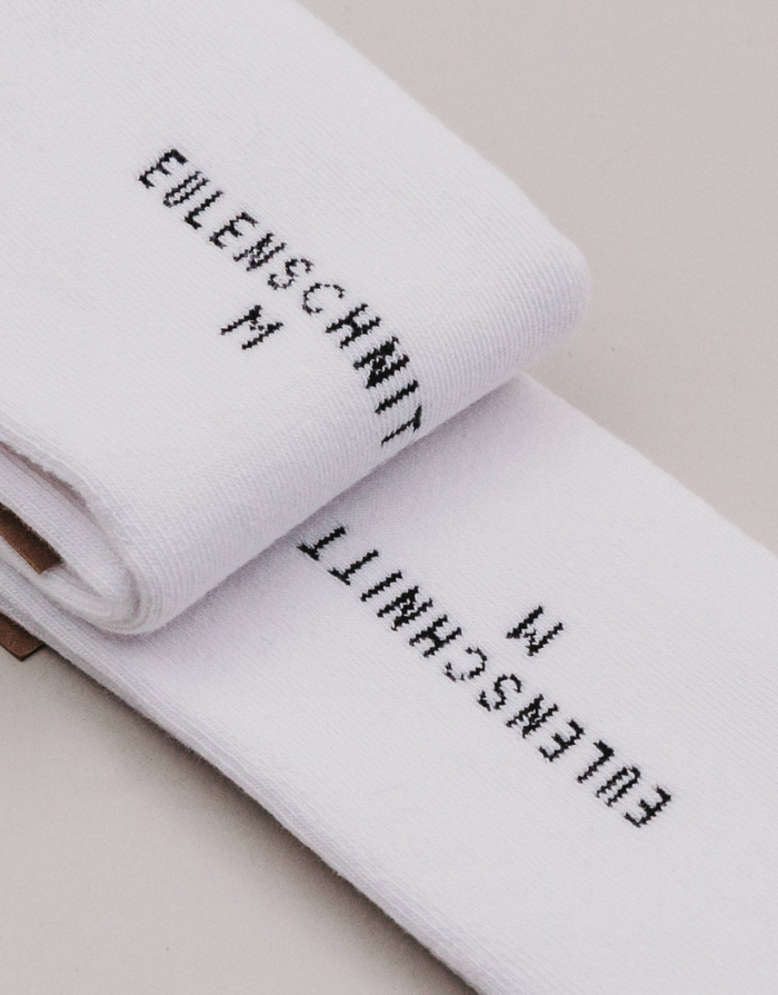 Weiße Socken Mama von Eulenschnitt mit schwarzem Schriftzug und schwarzen Details