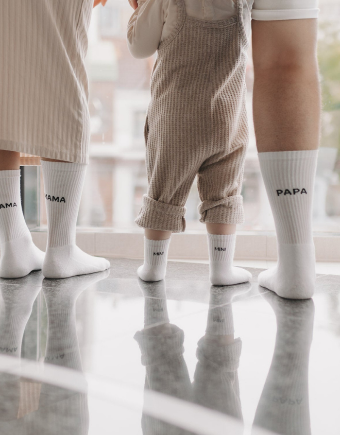 Weiße Socken Mama von Eulenschnitt mit schwarzem Schriftzug und schwarzen Details